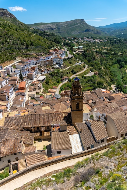 Vista da cidade a partir do castelo da cidade de Chulilla nas montanhas da comunidade valenciana