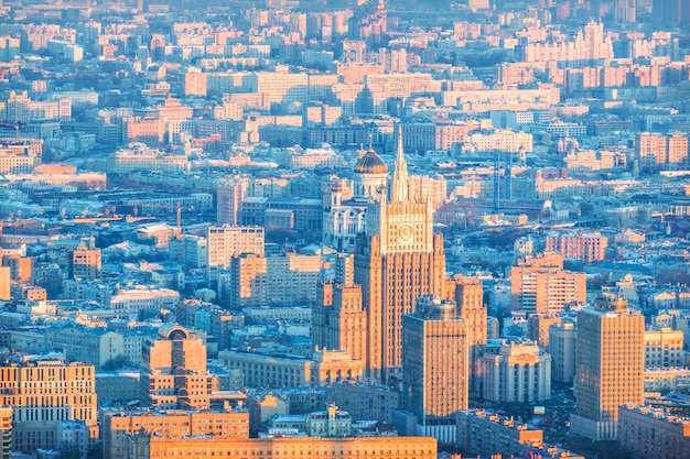 Vista da cidade a partir dos arranha-céus do deck de observação ao pôr do sol, o Ministério das Relações Exteriores e a Catedral de Cristo Salvador da cidade de Moscou