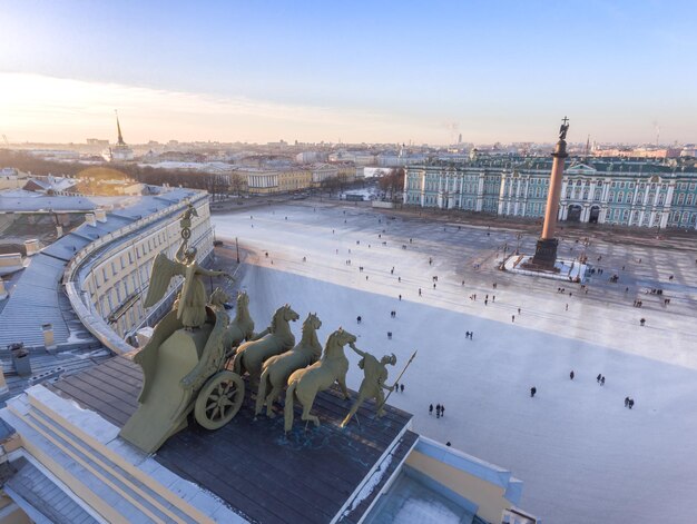 Vista da cidade aérea da praça do palácio através de uma carruagem triunfal vista traseira alada nick um símbolo de mil...
