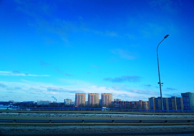 Vista da cidade alinhada na parte inferior no fundo da rodovia