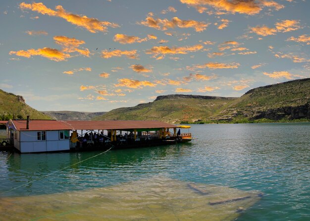 Vista da cidade antiga abandonada na cidade de Halfeti, na província de Sanliurfa