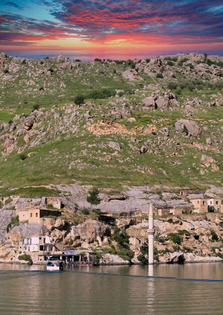 Vista da cidade antiga abandonada na cidade de Halfeti, na província de Sanliurfa