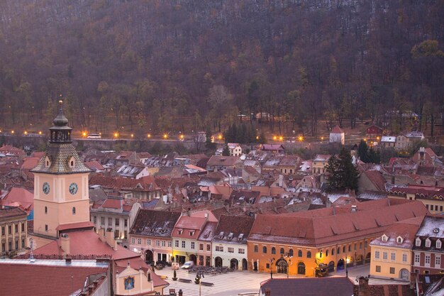 Vista da cidade antiga iluminada da noite Brasov Romênia