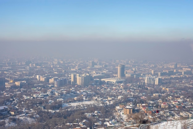 Vista da cidade de Almaty da montanha Kok Tobe na tarde de inverno Foggy Almaty vista da cidade