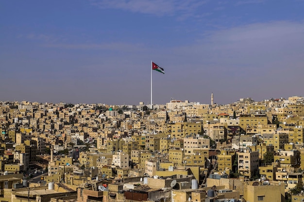 Vista da cidade de Amã com a grande bandeira da Jordânia