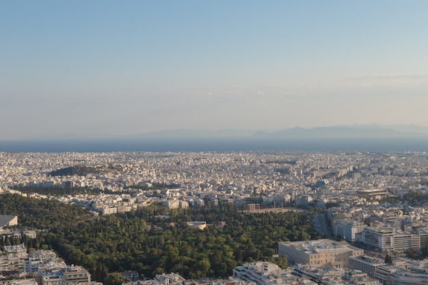 Vista da cidade de Atenas com o Monte Lycabettus, Grécia