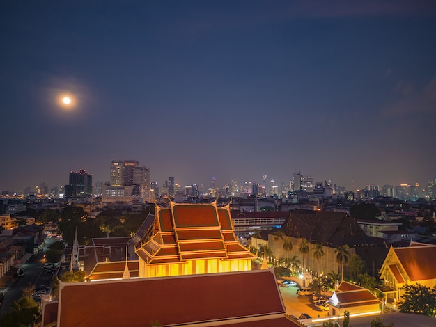 Vista da cidade de bangkok e céu de lua cheia de montagem de ouro no templo de wat saket tailândia