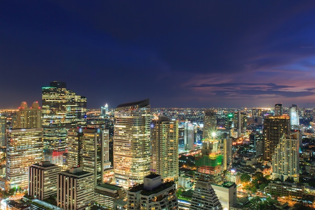 Vista da cidade de banguecoque, distrito financeiro com edifício alto ao entardecer (bangkok, tailândia)