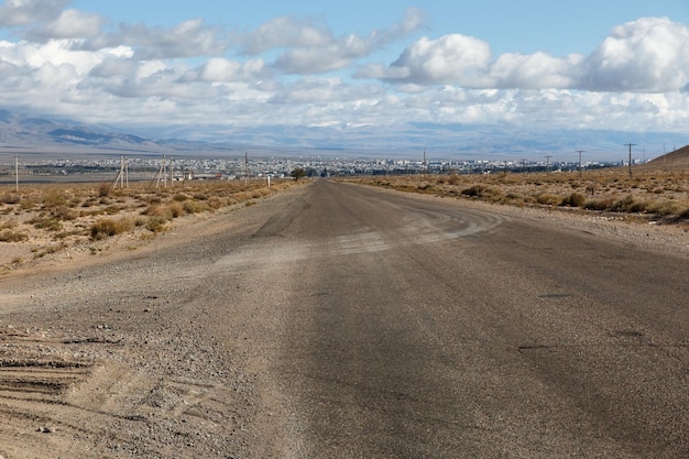 Vista da cidade de bylykchy quirguistão uma pequena cidade na margem do lago issyk kul