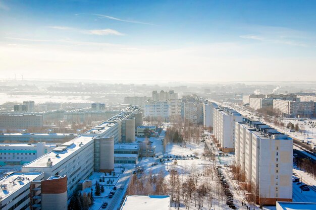 Vista da cidade de cima de inverno e neve