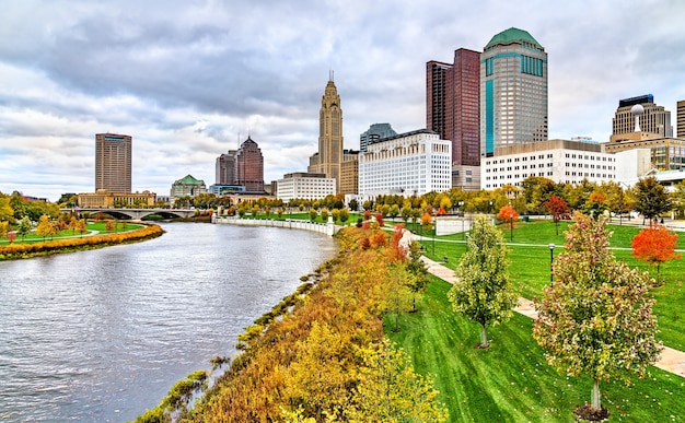 Vista da cidade de Columbus acima do rio Scioto em Ohio, Estados Unidos