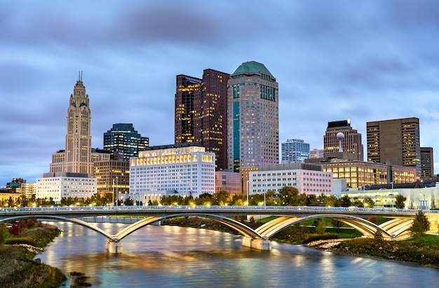 Vista da cidade de Columbus acima do rio Scioto em Ohio, Estados Unidos