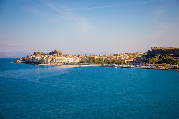 Vista da cidade de Corfu da água, Grécia