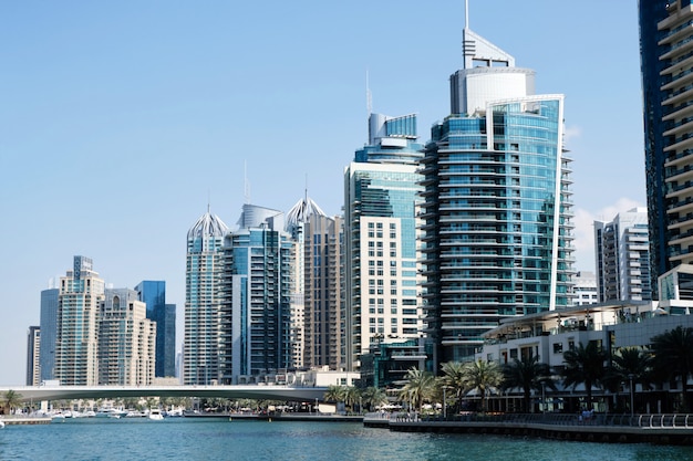 Vista da cidade de Dubai com edifícios