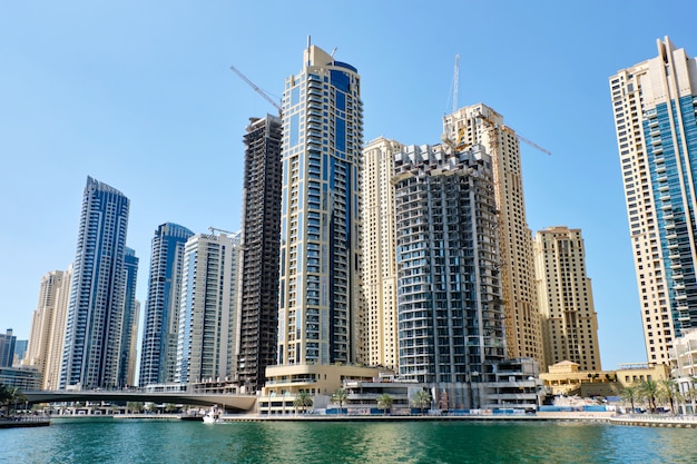 Vista da cidade de Dubai com edifícios