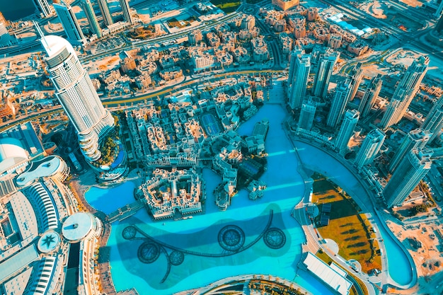 Vista da cidade de Dubai do topo de uma torre.