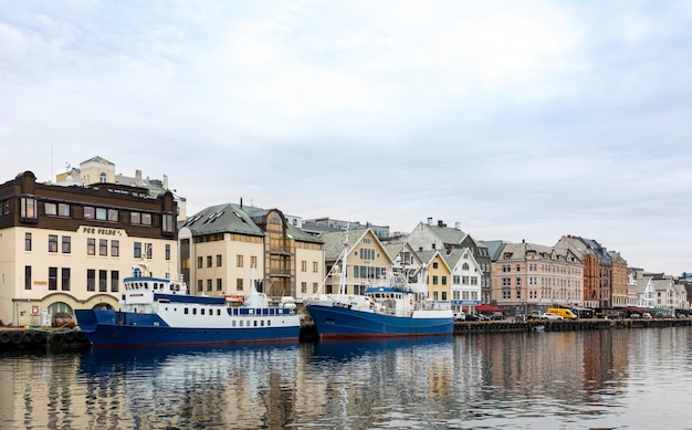 Vista da cidade de Haugesund a partir do canal. Dois navios no quai.