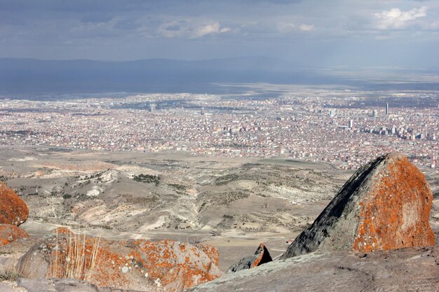 Vista da cidade de konya das colinas