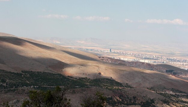 Vista da cidade de konya das colinas