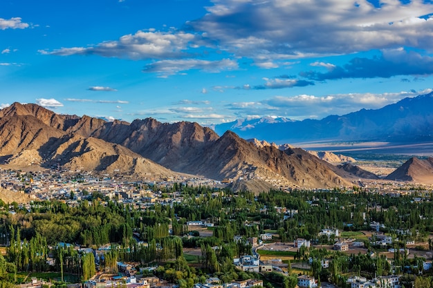 Vista da cidade de leh de cima de shanti stupa no pôr do sol. ladakh, jammu e caxemira, índia