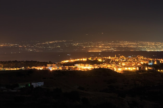 Vista da cidade de Lentini à noite Sicília Itália