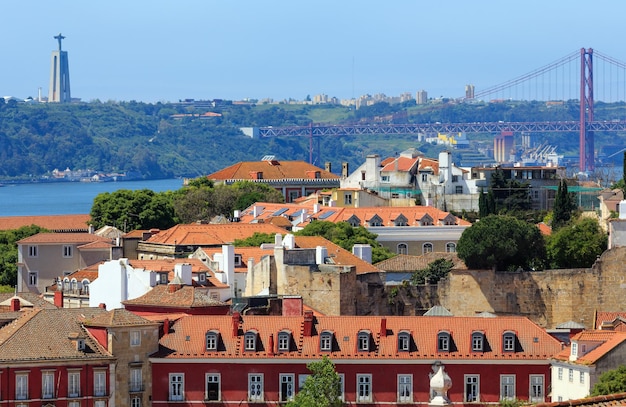 Vista da cidade de Lisboa de verão. Vista do telhado do mosteiro, Portugal.