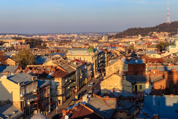 Vista da cidade de Lviv da torre do sino da Igreja de Sts Olha e Elizabeth Lvov paisagem urbana Ucrânia