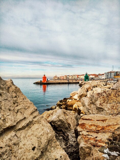 vista da cidade de Piran com praça principal de Tartini, edifícios antigos com telhados vermelhos, mar Adriático.