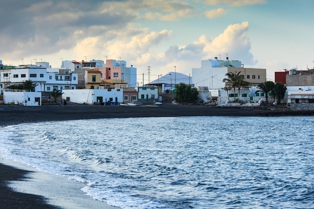 Vista da cidade de Puerto Lajas, Ilhas Canárias, Espanha