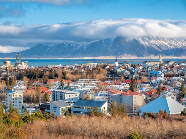 Vista da cidade de Reykjavik capital da Islândia do ponto de vista do deck do Observatório Perlan