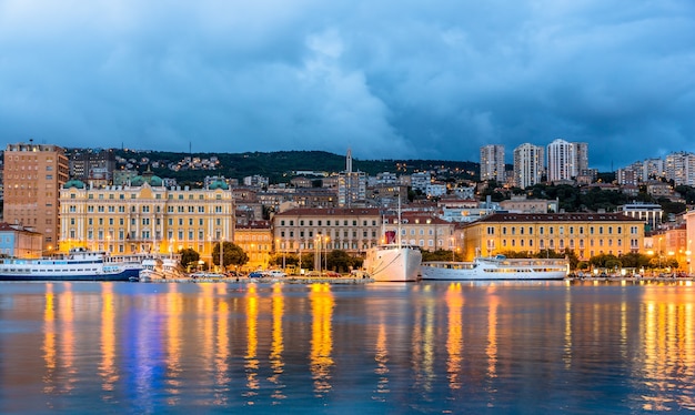 Vista da cidade de Rijeka na Croácia