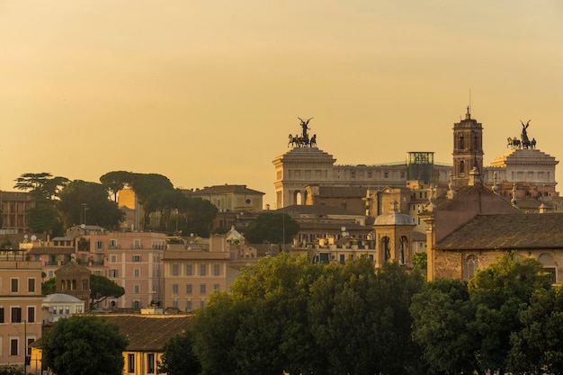 Vista da cidade de Roma ao pôr do sol em direção ao altar do edifício da pátria