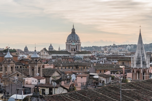 Vista da cidade de Roma, Itália. Telhados e cúpulas de catedrais