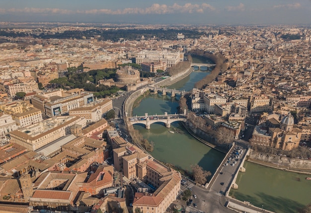 Vista da cidade de roma, vista aérea. castelo de santo ângelo, pontes e rio tibre