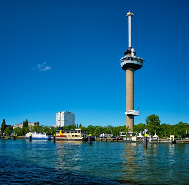 Vista da cidade de Roterdã com os rios Euromast e nieuwe maas