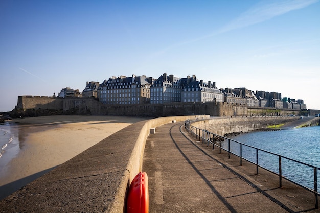 Vista da cidade de saintmalo do cais do farol brittany france