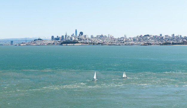 Foto vista da cidade de san francisco e do oceano pacífico