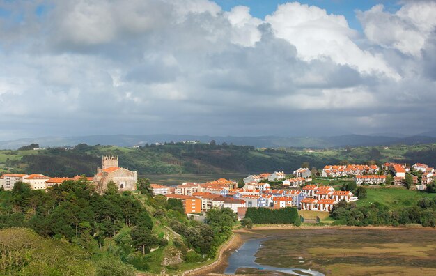 Vista da cidade de San Vicente de la Barquera Espanha