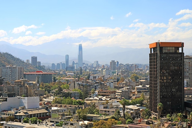 Vista da cidade de santiago com a cordilheira dos andes vista do mirante do morro santa lúcia santiago chile