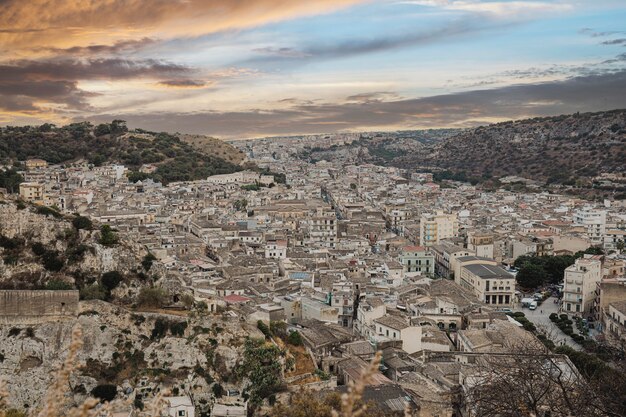 Vista da cidade de scicli na sicília.