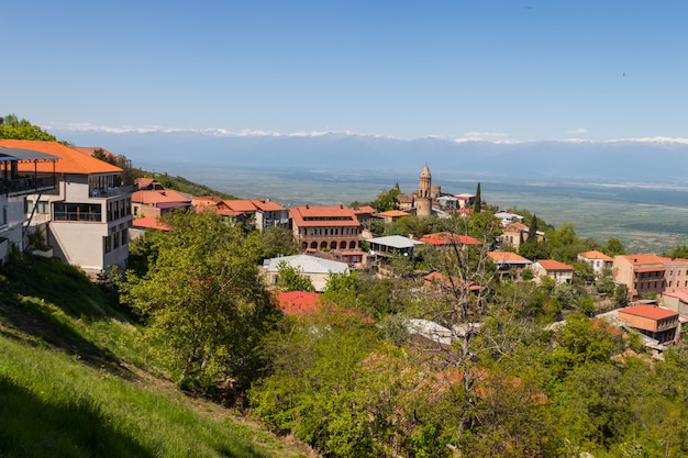 Vista da cidade de Sighnaghi e das montanhas do Cáucaso na região de Kakheti, Geórgia