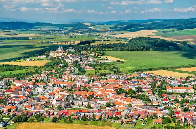 Vista da cidade de Spisske Podhradie do Castelo de Spis - região de Presov, Eslováquia