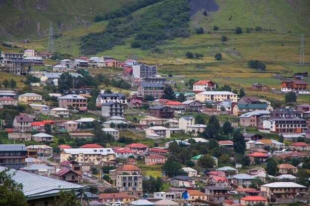 Vista da cidade de Stepantsminda, Geórgia. Casas antigas e vista para a montanha.