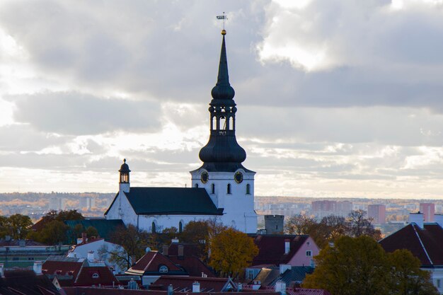 Vista da cidade de Tallinn. Igreja de São Nicolau, edifícios e visão externa da arquitetura na cidade velha de Tallinn, casas coloridas de estilo antigo. Vista panorâmica. Arquitetura da Estônia.