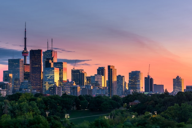 Vista da cidade de Toronto da Riverdale Avenue. Ontário, Canadá - DIA