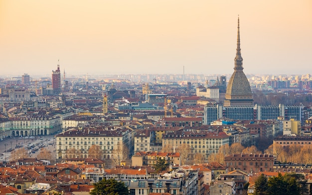 Vista da cidade de Turim, Torino, Itália ao pôr do sol, panorama com a Mole Antonelliana