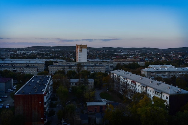 Vista da cidade de Ussuriysk de uma altura ao pôr do sol