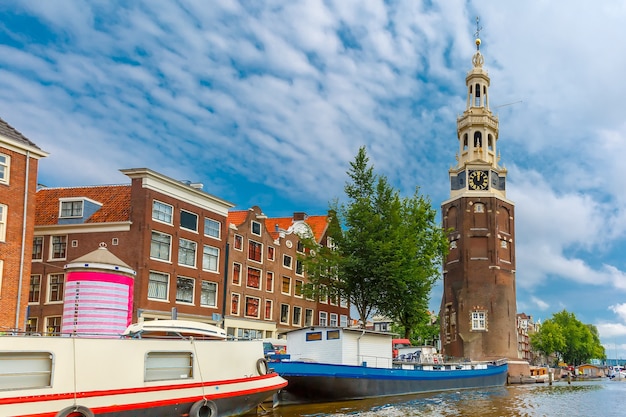 Vista da cidade do canal Oudeschans de Amsterdã e da torre Montelbaanstoren, Holanda, Holanda.