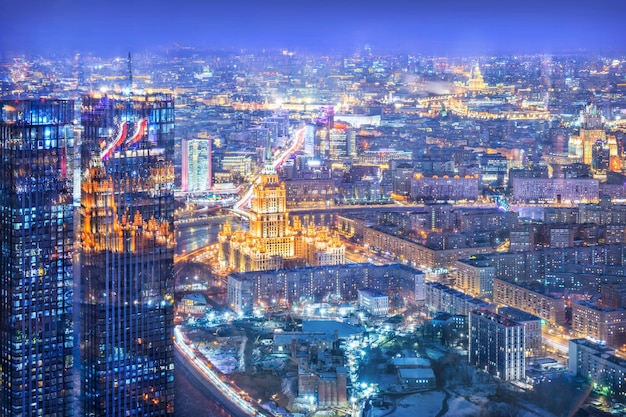 Vista da cidade do deck de observação aos arranha-céus à luz das luzes noturnas e do Hotel Moscow City