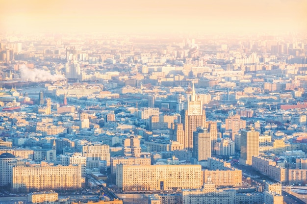 Vista da cidade do deck de observação para o Ministério das Relações Exteriores e a Catedral de Cristo Salvador da cidade de Moscou